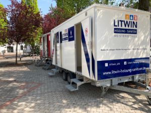 Toilettenwagen mit Damen und Herren-WCs