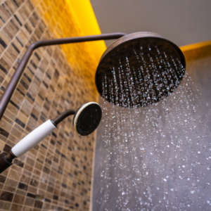 Badezimmer Impression - Regendusche und Handbrause mit Wasser