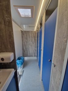 WC Wagen Innenansicht, Waschbecken und 4 blaue Türen, modernes Design